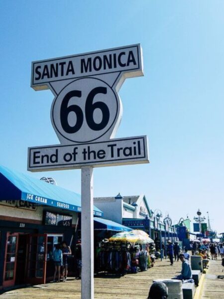Cartel de la ruta 66 de fin del trayecto en Santa Monica, Los Angeles