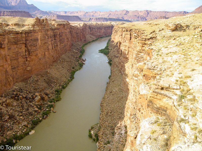 Un río a través del gran cañón por la mañana, uno de los destinos de viaje por carretera en eeuu