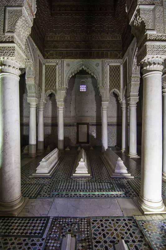 el interior de una mezquita que debes incluir cuando planees un viaje a marruecos