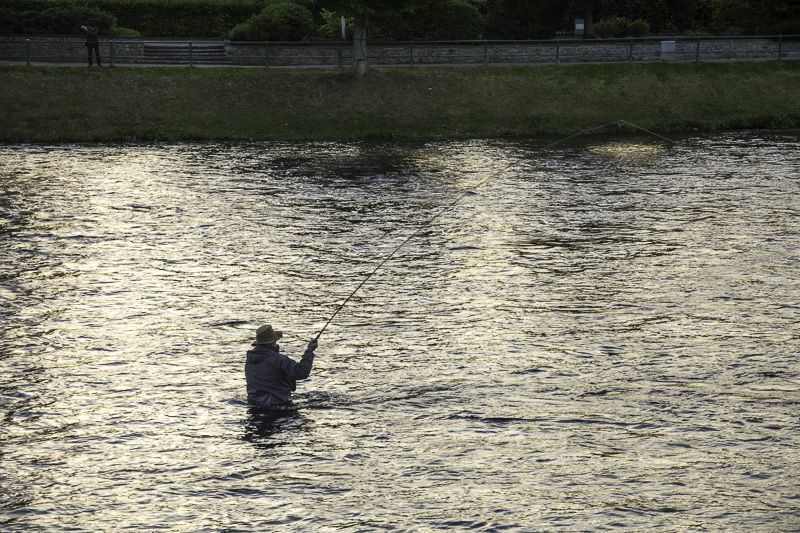hombre pescando en el rio Ness