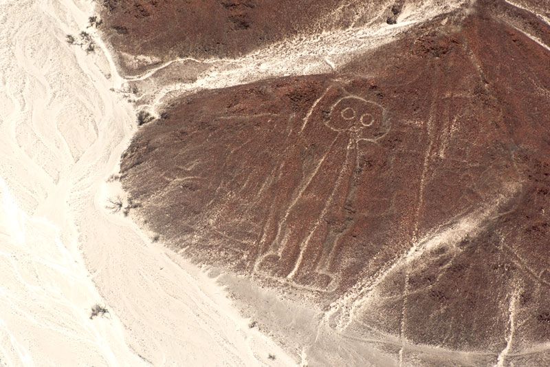 astronauta sobrevolar lineas de nasca nazca