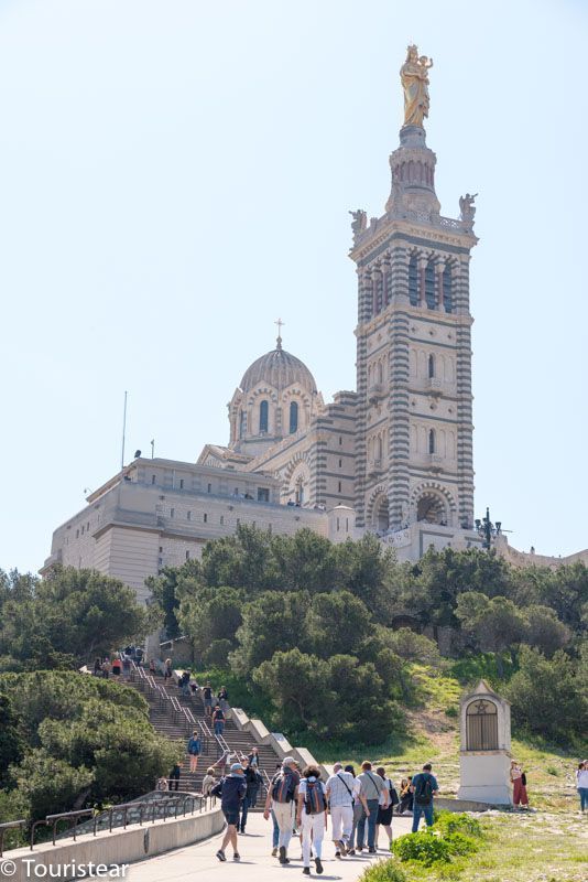 Marsella, Iglesia de Nnotre Dame de la Garde vista desde abajo