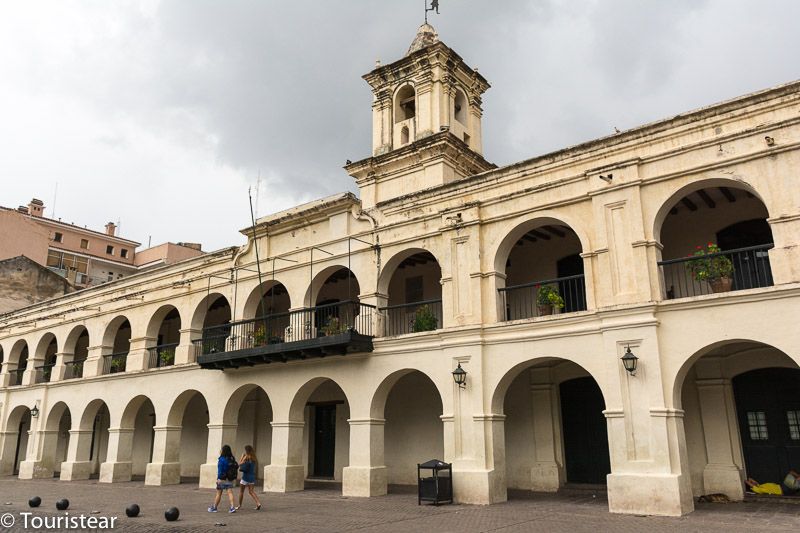 cabildo de salta en un día nublado