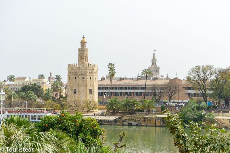 Sevilla, torre de Oro vista desde el barrio de triana