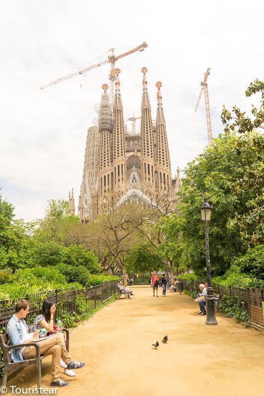 Vista de la Sagrada Familia, desde el parque que tiene en frente, en Barcelona, como moverte por Barcelona