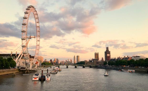 Vista del big ben y london eye al atardecer, londres
