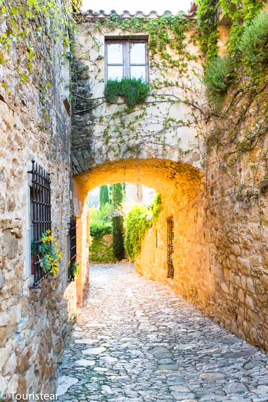 alley of peratallada, road trip south of France 