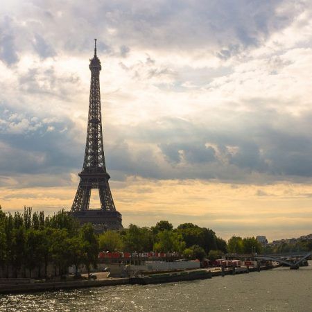 Vista Paris con la torre Eiffel al atardecer