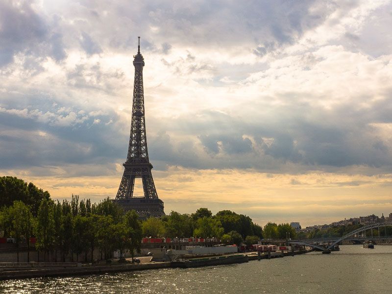 Vista Paris con la torre Eiffel al atardecer
