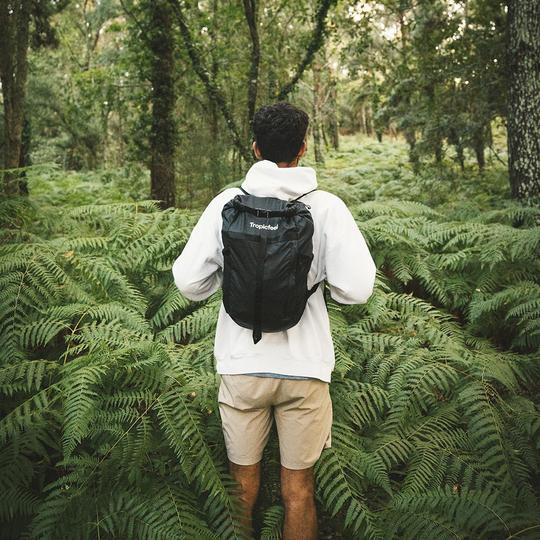 Mochila negra de Tropicfeel