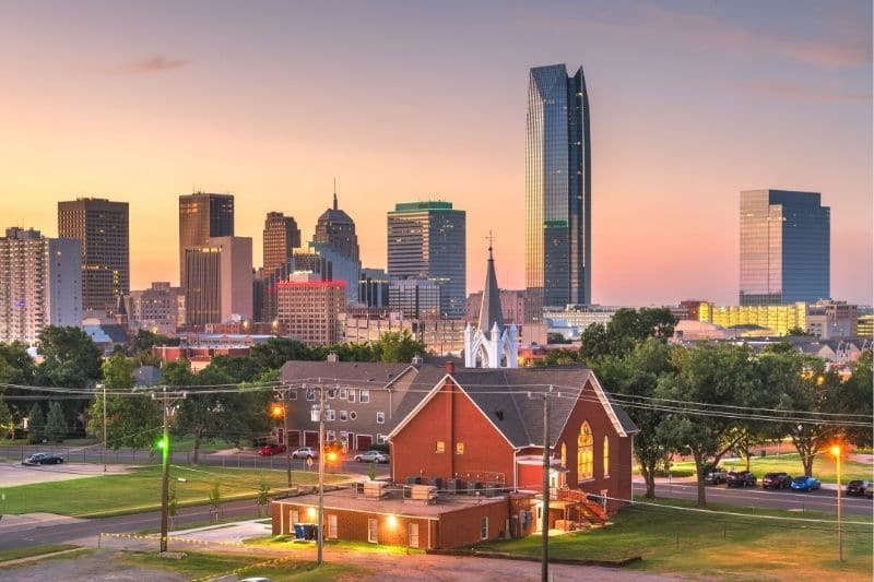 Vista del horizonte de Oklahoma City al atardecer