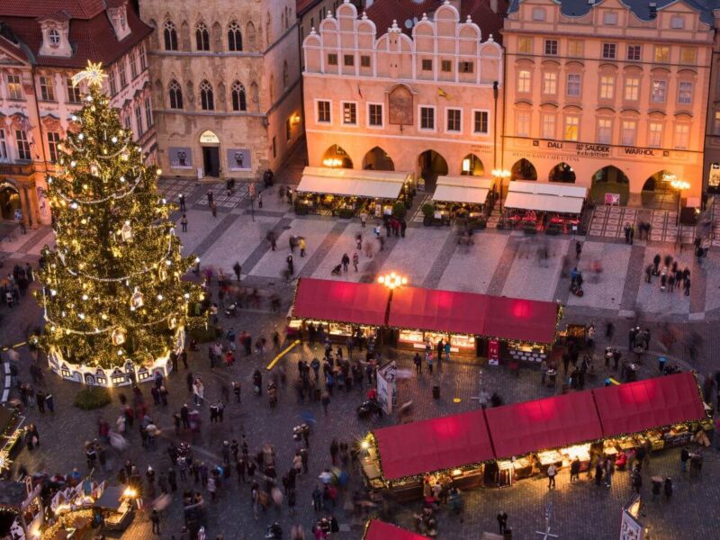 Praga centro histórico con árbol navideño y puestos