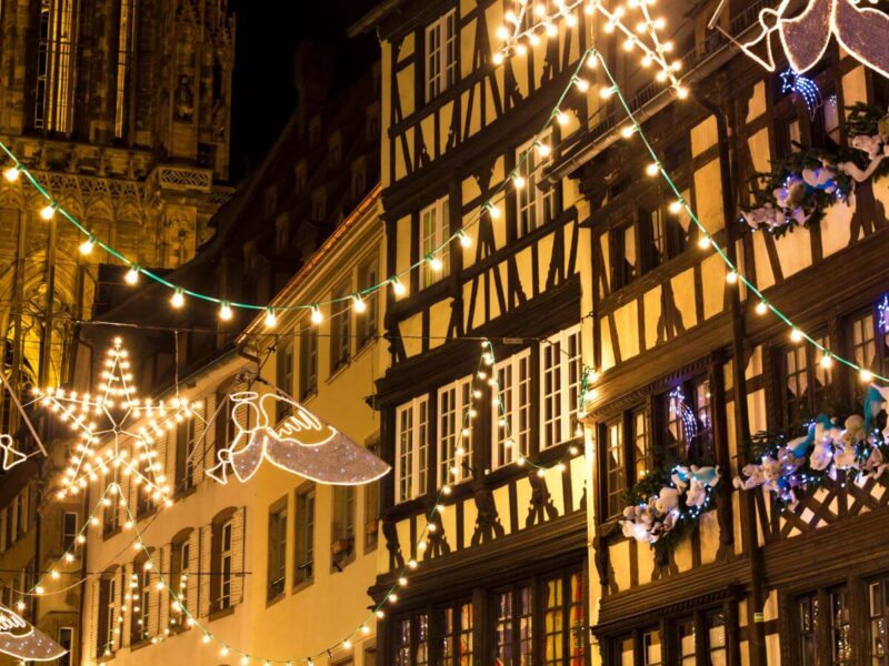 Luces navideñas en las calles de Estrasburgo, Francia