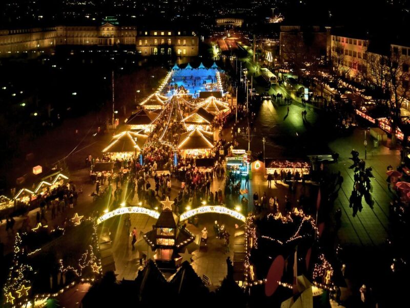 Stuttgart por la noche con la decoración navideña