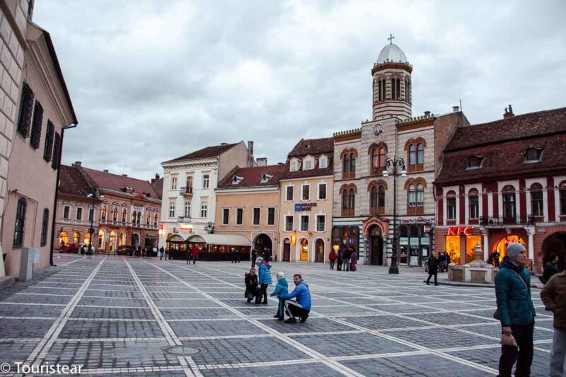 Plaza Republica en la ciudad de Brasov