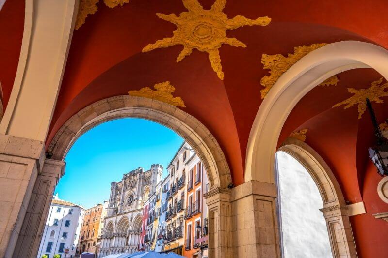 Catedral de Cuenca y casas de colores desde el Ayuntamiento