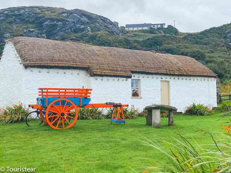 casa con techo de paja Glencolmcille