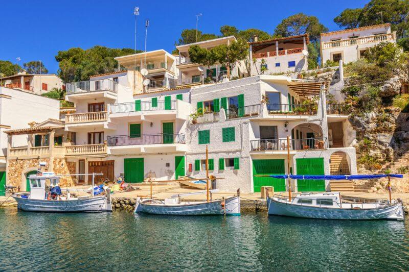 Cala Figuera barcos tipicos y casas blancas con puertas verdes