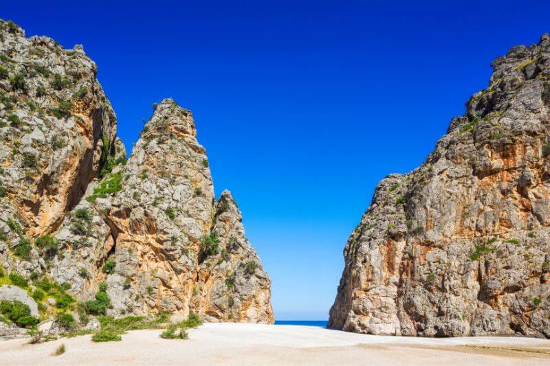 Torrent de Pareis, acantilados en la playa cielo azul