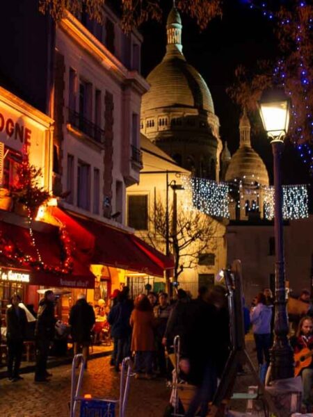 Montmartre por la noche y con decoración navideña