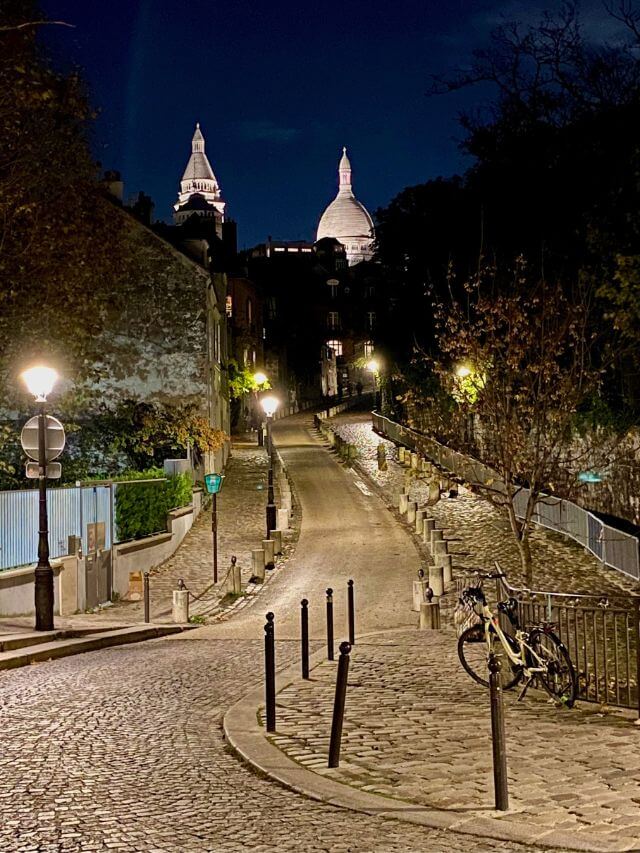 montmartre rue Abreuvoir at night