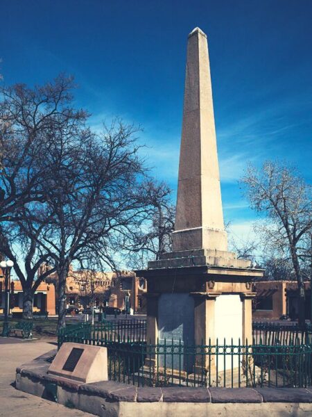 Obelisco en la plaza de Santa Fe