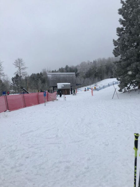 Pista de esquí cielo gris encapotado