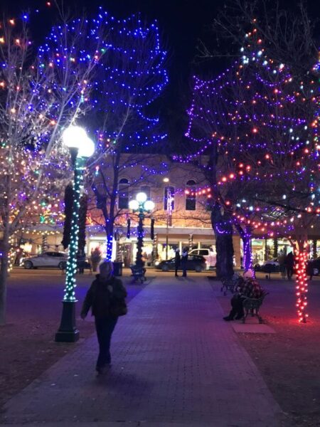 Plaza de Santa Fe con luces navideñas en los arboles