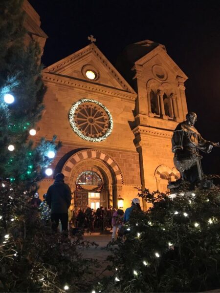 Catedral de Santa Fe, NM, por la noche con decoración navideña