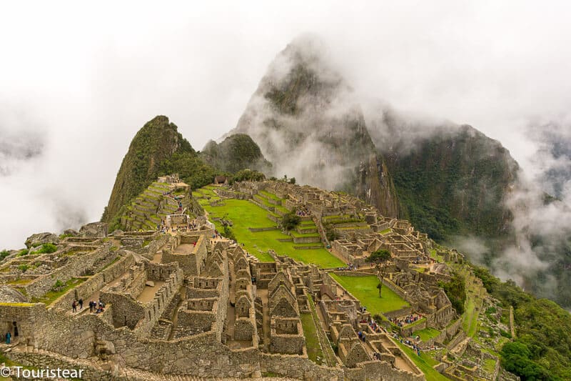 Ruinas de Machu Picchu con nubes bajas