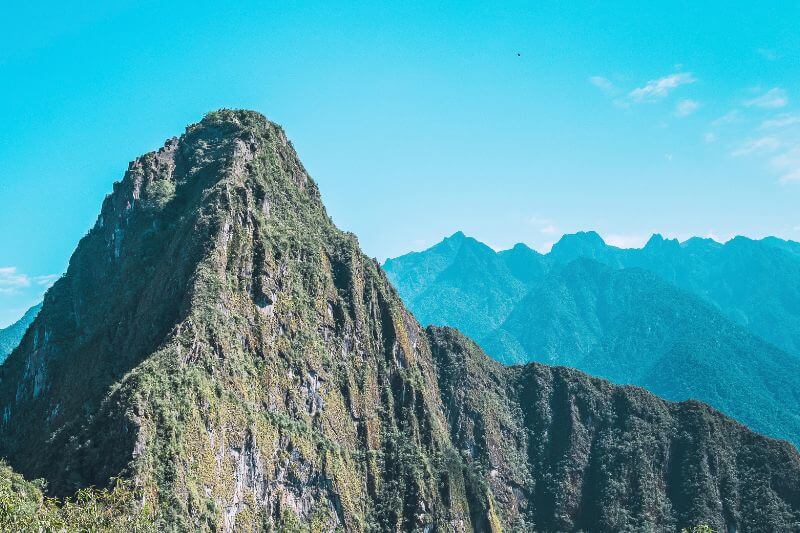 Montaña Huayna Picchu con cielo azul