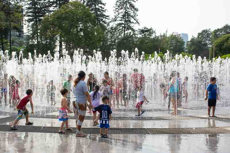 niños en las fuentes de Lima