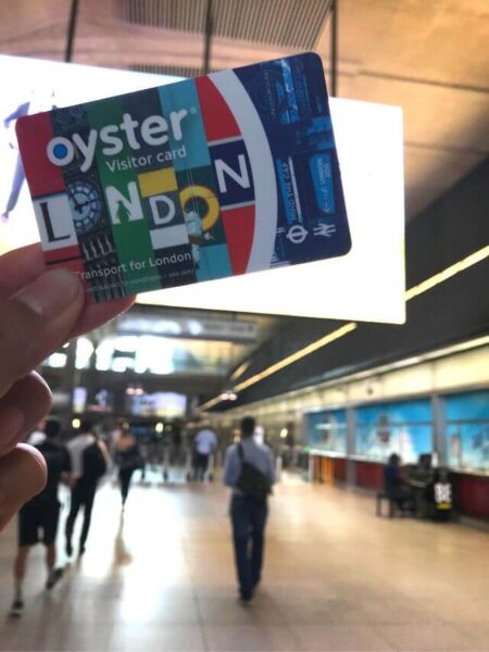 Mano utilizando una tarjeta oyster de visitante en Londres