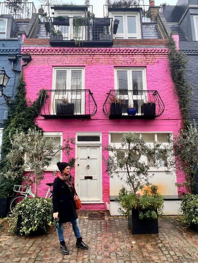 Notting Hill Vero delante de una casa color fucsia