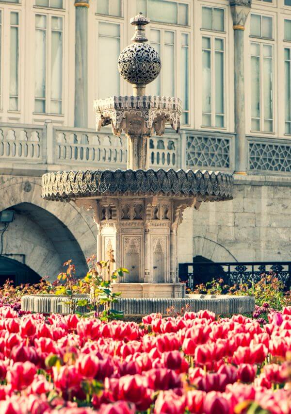 Fuente con flores en un patio del palacio de Topkapi de Estambul