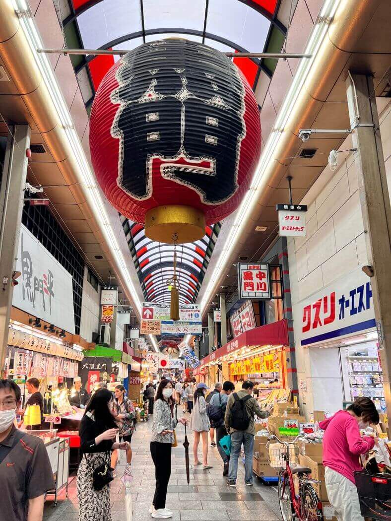 Mercado Kuromon con su linterna característica