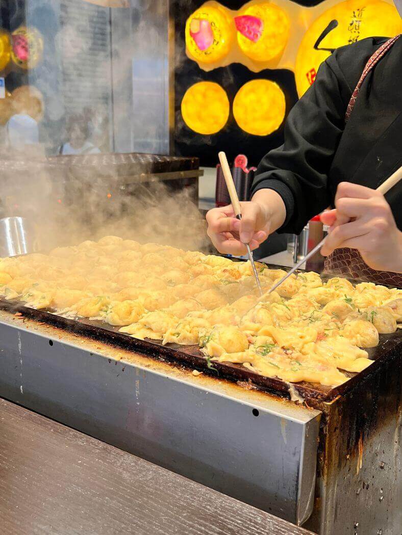 haciendo takoyaki en Osaka
