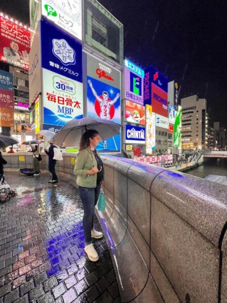Osaka de noche y yo con paraguas