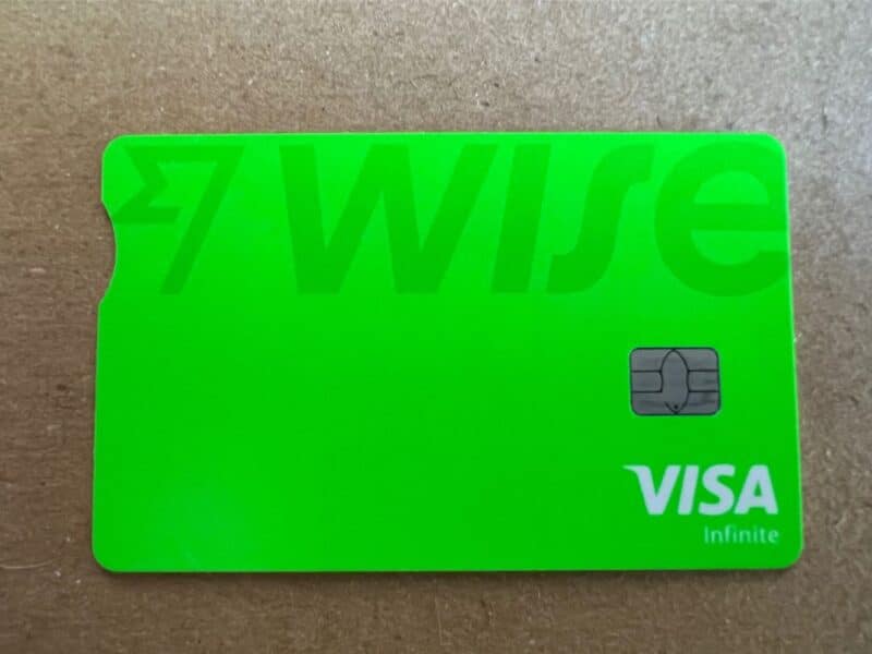 Una tarjeta Visa verde para pagar el alquiler de un coche en Chicago