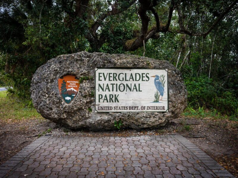 Señal del parque nacional de los Everglades sobre una gran roca, uno de los mejores destinos de viaje por carretera de eeuu
