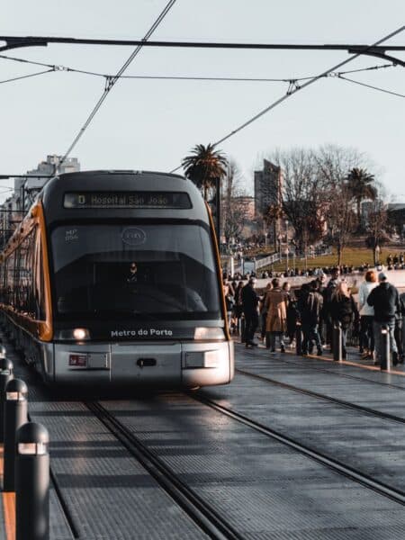 Tren de metro en Oporto con gente caminando por el lateral durante un trayecto de Lisboa a Oporto