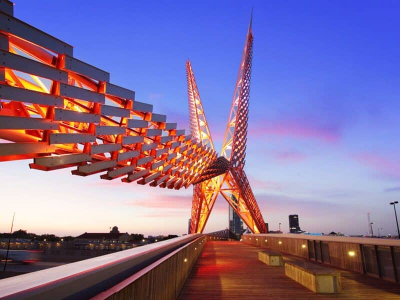 Puente Scissortail en Oklahoma City de noche 