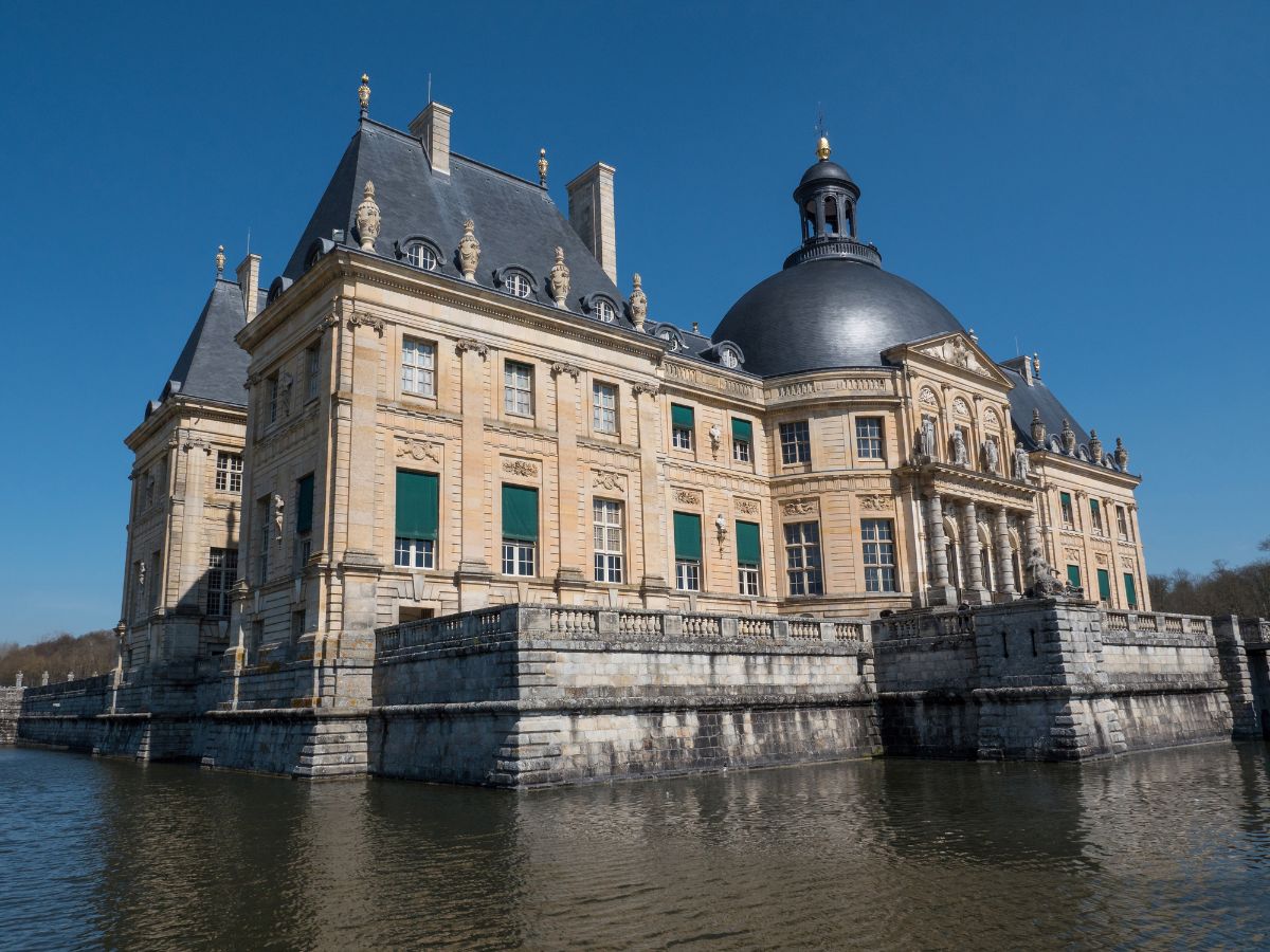 Château De Vaux-Le-Vicomte surrounded by water on a day trip from Paris