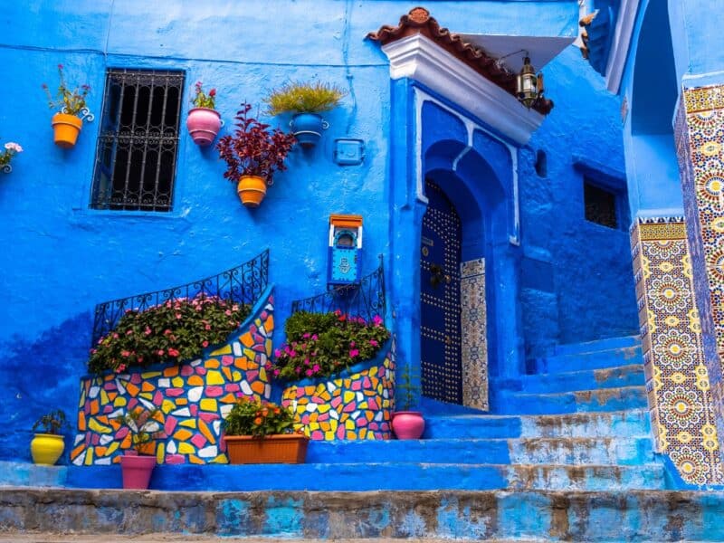 Chefchaouen casas azules con macetas de colores para un plan de viaje a marruecos