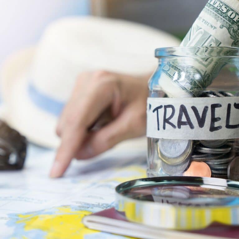 How to Save Money While Traveling: Expert Tips!