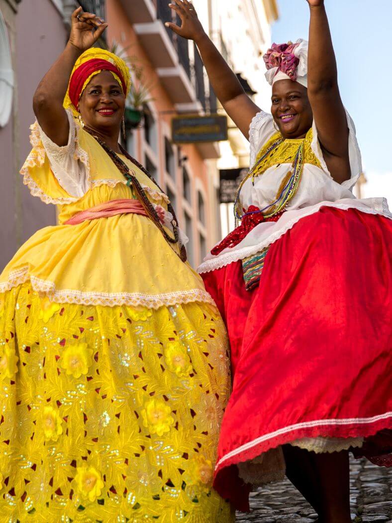 Dos mujeres con el traje tracional local de Pelourinho