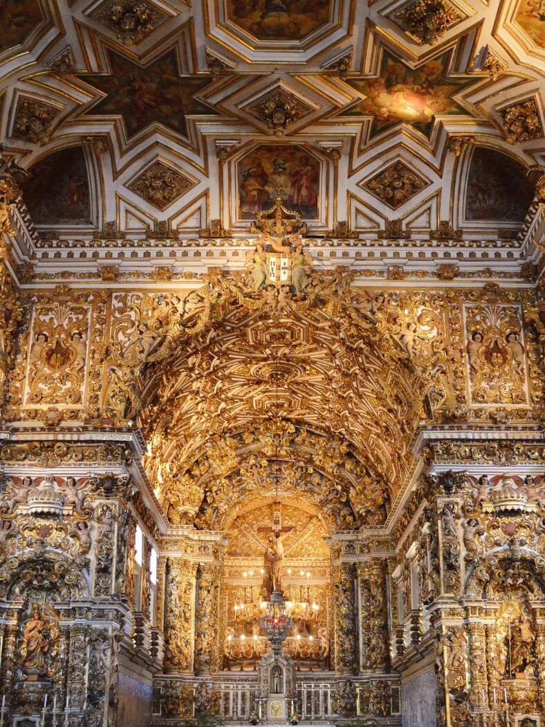 Interior barroco de la Iglesia de San francisco de Salvador