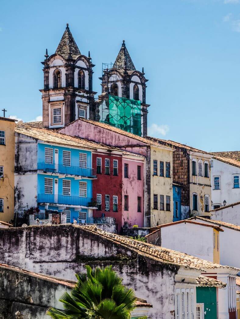 Casas de colores y torres de iglesia con cielo azul en Pelourinho