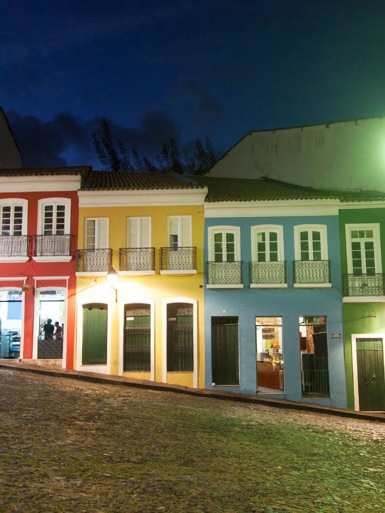 casas de colores de Pelourinho por la noche.