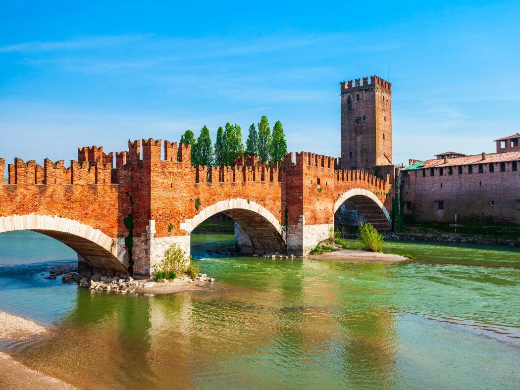 Puente de Castelvecchio ladrillos rojos cruzando el río adeje